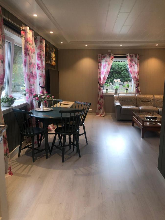 Den Gule Huset Lejlighed Lyngdal Eksteriør billede